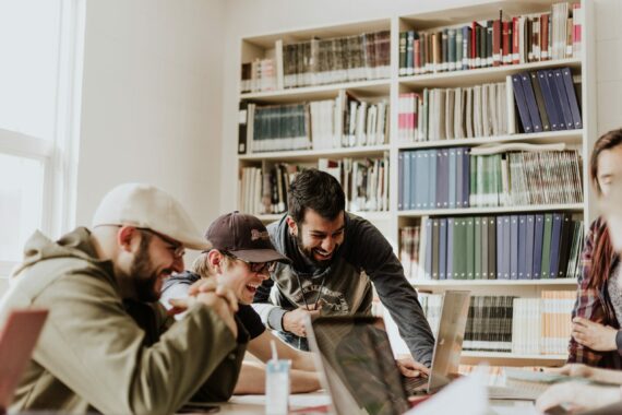 Les aides pour conclusion d’un contrat d’apprentissage ou de profesionalisation sont prolongées jusqu’au 31/12/2022